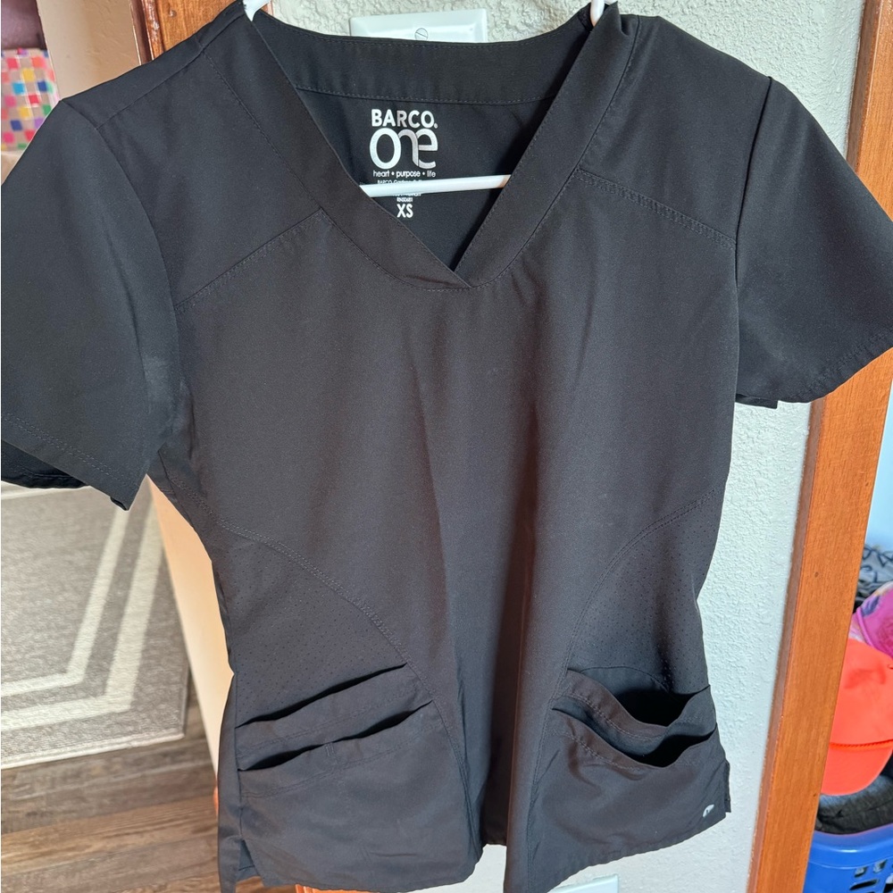 BARCO ONE Women's Pulse Scrub Top, Sporty VNeck w/ 4-Way Stretch & 5 Pockets. XS